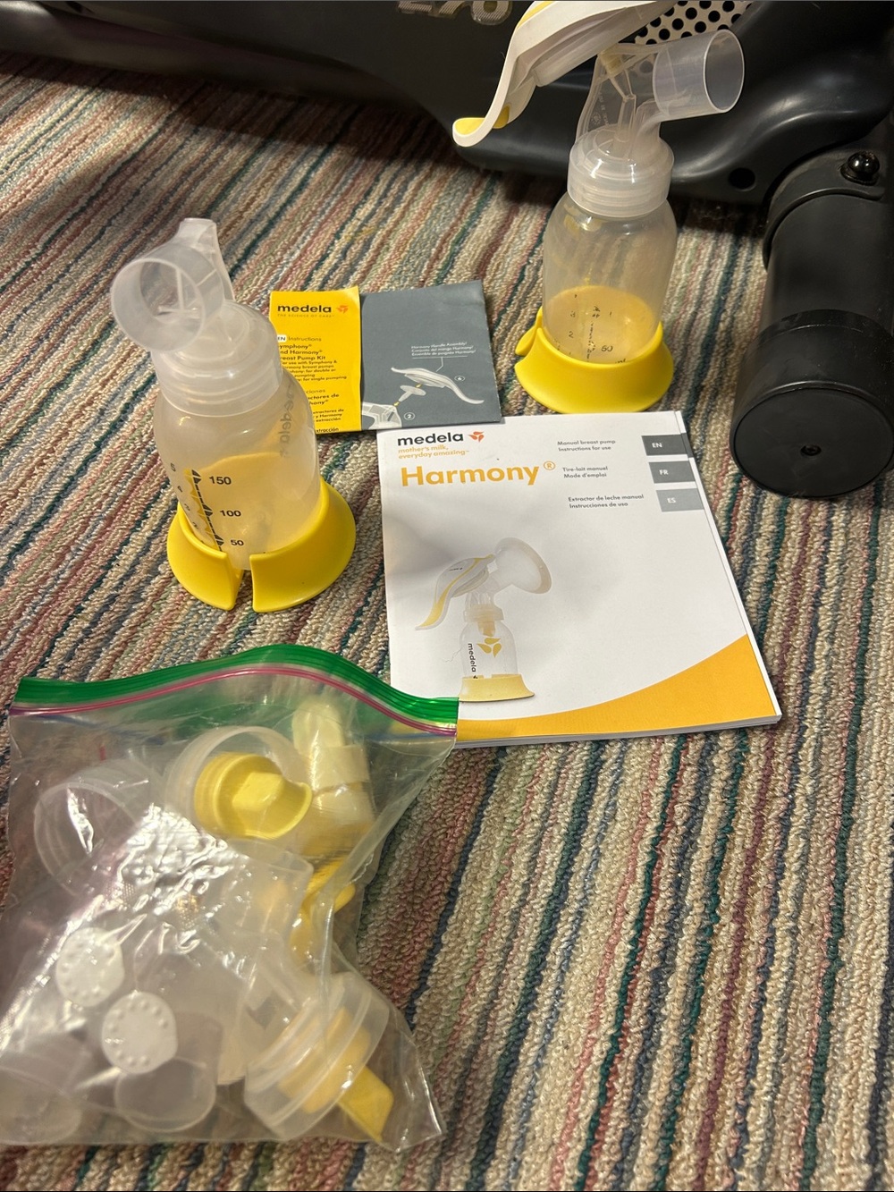 Medela Manual Breast Pump Set includes one handle and a lot of spare parts
